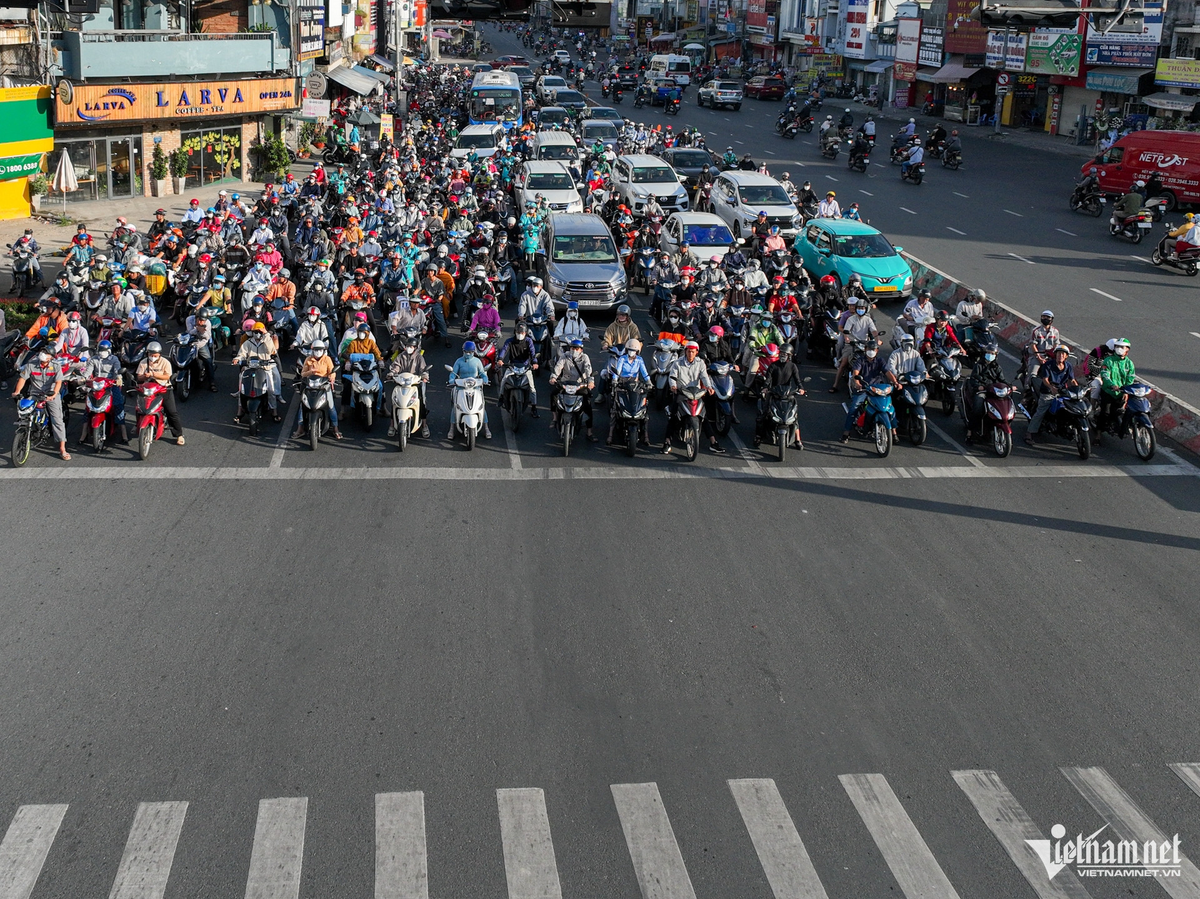 Tại nút giao Hàng Xanh (quận Bình Thạnh) ngày 17/1, mặc dù lưu lượng phương tiện tham gia giao thông rất đông nhưng người điều khiển vẫn dừng xe ngay ngắn, đúng vạch, chấp hành nghiêm túc hiệu lệnh của đèn tín hiệu.