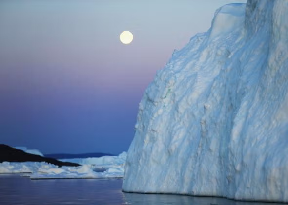 "Điểm tới hạn" là những thay đổi đột ngột trong hệ thống, dẫn đến trạng thái không mong muốn và khó phục hồi, ví dụ như sự sụp đổ của tảng băng Greenland hoặc một cuộc khủng hoảng tài chính.(Ảnh: Greenland)