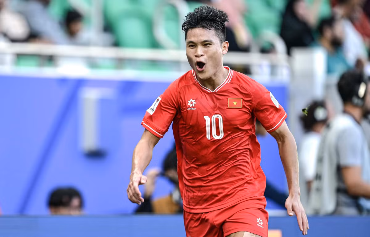 Trong bóng đá hiện đại, việc khai thác kho dữ liệu từ các tựa game quản lý bóng đá như Football Manager (FM) đã trở thành một công cụ hữu ích để hiểu rõ hơn về những đặc điểm của các cầu thủ. Phạm Tuấn Hải, ngôi sao của CLB Hà Nội và đội tuyển Việt Nam, là một ví dụ điển hình về việc khám phá tài năng bằng dữ liệu game. (Ảnh: Dân Việt)