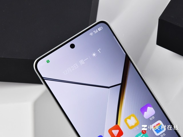 So với các đối thủ như iPhone SE 4 hay Pixel 9a, Realme Neo 7 dễ dàng nổi bật nhờ hiệu suất mạnh mẽ và dung lượng pin ấn tượng. (Ảnh: cellphones)