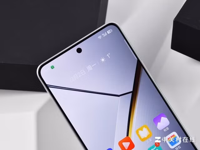 So với các đối thủ như iPhone SE 4 hay Pixel 9a, Realme Neo 7 dễ dàng nổi bật nhờ hiệu suất mạnh mẽ và dung lượng pin ấn tượng. (Ảnh: cellphones)