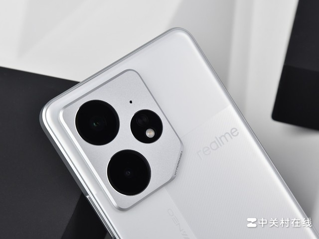 Camera chính 50MP, dù không sánh bằng flagship, nhưng vẫn đủ tốt để đáp ứng nhu cầu chụp ảnh và quay video của đa số người dùng phổ thông. (Ảnh: cellphones)