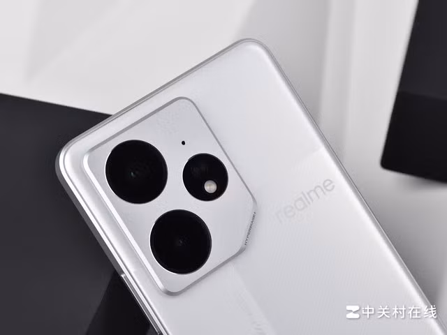 Camera chính 50MP, dù không sánh bằng flagship, nhưng vẫn đủ tốt để đáp ứng nhu cầu chụp ảnh và quay video của đa số người dùng phổ thông. (Ảnh: cellphones)