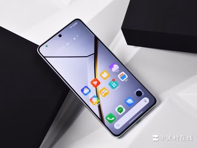 Màn hình AMOLED 120Hz mang lại trải nghiệm mượt mà, sắc nét, trong khi độ bền đạt chuẩn IP69, cao hơn hầu hết các flagship hiện nay. (Ảnh: cellphones)