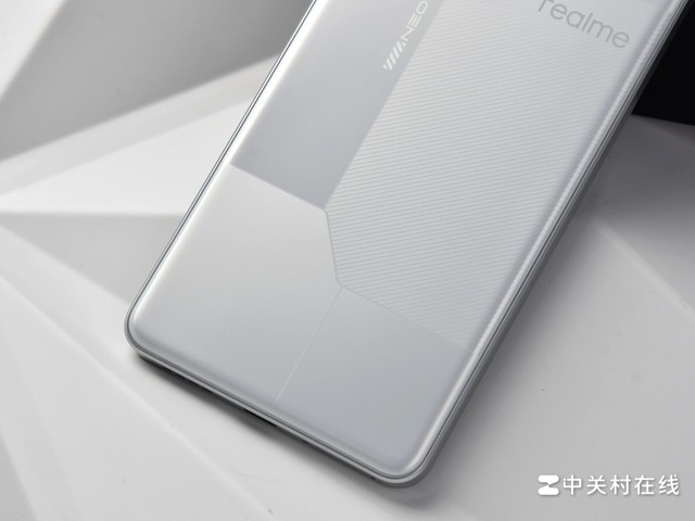 Đây thực sự là một "sát thủ flagship" khiến người dùng phải cân nhắc lại việc chi hàng chục triệu cho các dòng điện thoại cao cấp. (Ảnh: cellphones)