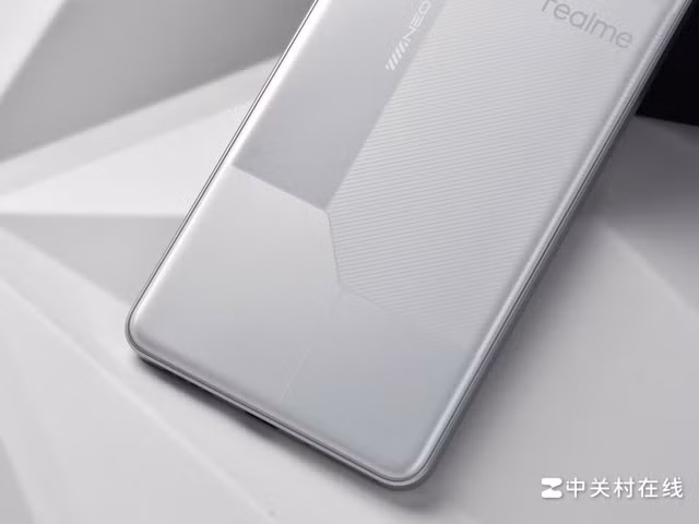 Đây thực sự là một "sát thủ flagship" khiến người dùng phải cân nhắc lại việc chi hàng chục triệu cho các dòng điện thoại cao cấp. (Ảnh: cellphones)