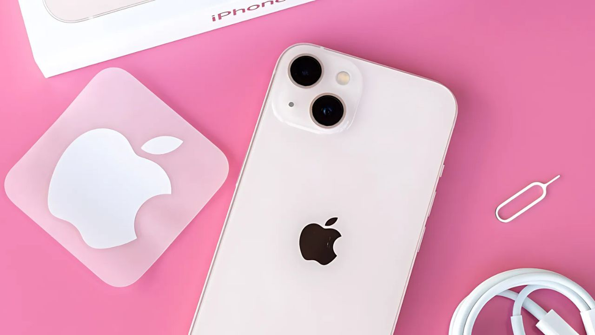  iPhone 13, ra mắt 3 năm trước, vẫn được đánh giá cao với thiết kế đẹp, màu sắc bắt mắt, đặc biệt là phiên bản màu hồng nổi bật. (Ảnh: Thegioididong.com)