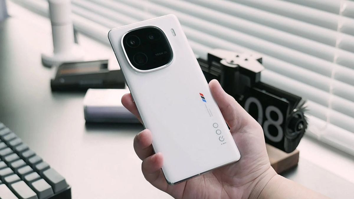 Máy có RAM 16GB và bộ nhớ trong 1TB, đảm bảo hiệu suất mạnh mẽ.(Ảnh: MobileCity)