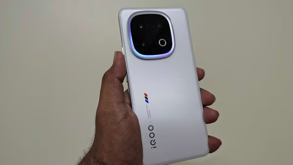 iQOO 13 được trang công nghệ GSMArena đánh giá là một trong những điện thoại đáng mua nhất năm 2025. (Ảnh: Mint)