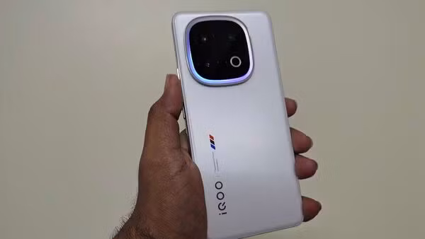 iQOO 13 được trang công nghệ GSMArena đánh giá là một trong những điện thoại đáng mua nhất năm 2025. (Ảnh: Mint)