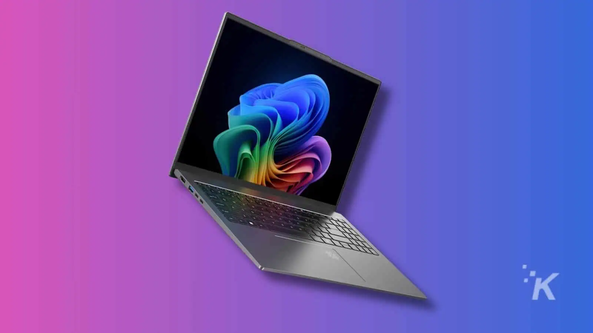 1. Acer Swift Go 14 AI: Được giới thiệu tại CES 2025 với trọng lượng chỉ 1,3kg, Acer Swift Go 14 AI là một đại diện tiêu biểu cho lớp laptop siêu nhẹ. Sử dụng bộ xử lý AMD Ryzen AI 300 Series và card đồ họa Radeon 800M, chiếc laptop này hứa hẹn cung cấp hiệu năng đủ để đáp ứng nhu cầu làm việc náo nhọt. Màn hình 14 inch OLED 3K mang đến hình ảnh sắc nét, trong khi pin 24,9 giờ đảm bảo khả năng làm việc lâu dài. (Ảnh: KnowTechie)