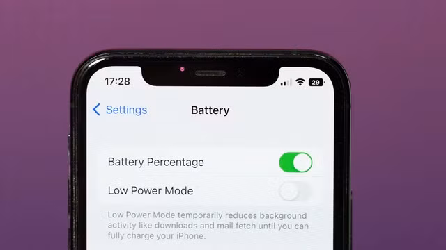 Các điện thoại của Apple và Samsung sử dụng bộ xử lý tiên tiến giúp tiết kiệm năng lượng khi thực hiện tác vụ. (Ảnh: Nhịp sống thị trường)