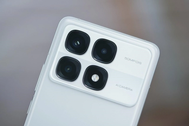 Thiết kế máy toát lên vẻ sang trọng với mặt lưng kính, khung kim loại, và đạt chuẩn chống bụi, nước IP68. (Ảnh: Nhịp sống thị trường )