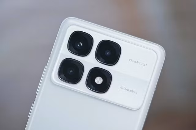 Thiết kế máy toát lên vẻ sang trọng với mặt lưng kính, khung kim loại, và đạt chuẩn chống bụi, nước IP68. (Ảnh: Nhịp sống thị trường )