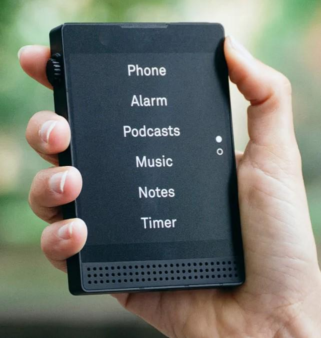 Light Phone 3 giữ lại các chức năng cơ bản như gọi điện, nhắn tin, và tập trung phát triển camera sau mang lại cảm giác hoài niệm. (Ảnh: Reddit)