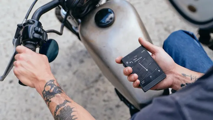 Xu hướng điện thoại tối giản thu hút nhóm Zillennials (25-34 tuổi), chiếm 38% người dùng Light Phone 3, trong khi Gen Z chỉ chiếm 12%. (Ảnh: Forbes)