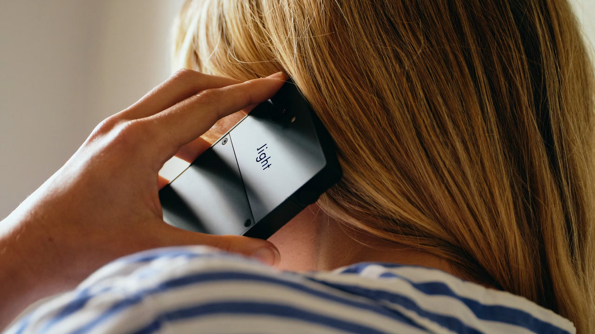 Light Phone 3 không chỉ là thiết bị công nghệ mà còn phản ánh lối sống rõ ràng và ưu tiên sự tinh gọn. (Ảnh: Pocket-lint)