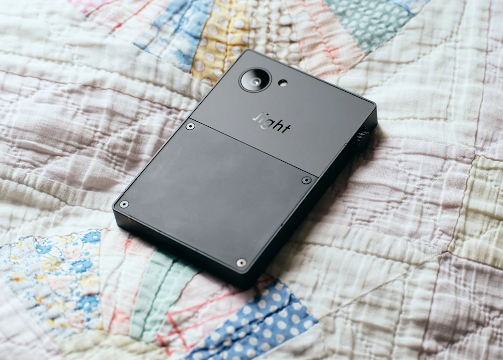 Điều này trái ngược với xu hướng các hãng lớn như Apple và Samsung tích hợp mạnh mẽ AI vào sản phẩm mới. (Ảnh: The Light Phone)