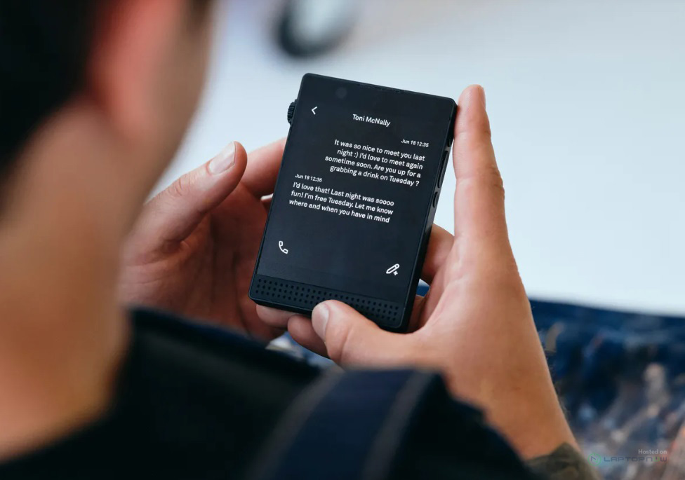 Light Phone 3 là mẫu smartphone tối giản mới ra mắt vào tháng 6/2024, với thiết kế tinh gọn và phần cứng cơ bản. (Ảnh: LaptopNow)