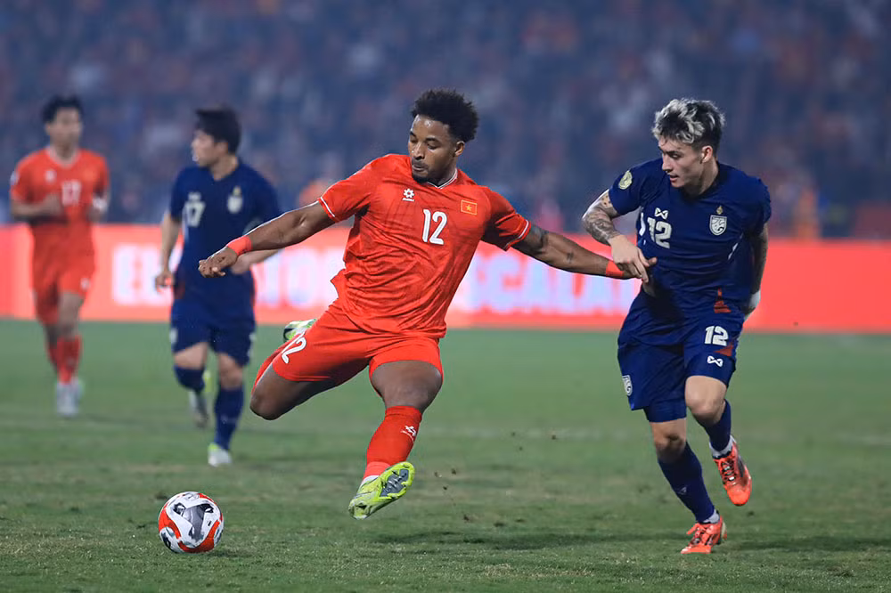 Với chiều cao 185 cm và chỉ số Bật nhảy mạnh mẽ, Xuân Son trở thành một mối đe dọa đáng gờm trong các pha bóng bổng, đặc biệt là trong những tình huống phạt góc.(Ảnh: Báo Lao Động)