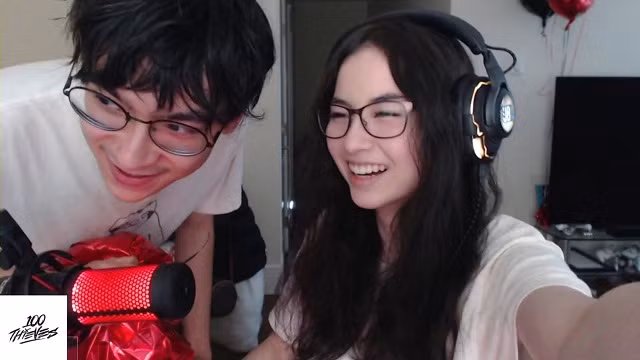 Lịch stream không đều, nhưng mỗi lần lên sóng, fan thường được "bonus" bởi sự xuất hiện của TenZ.(Ảnh: motgame.vn)