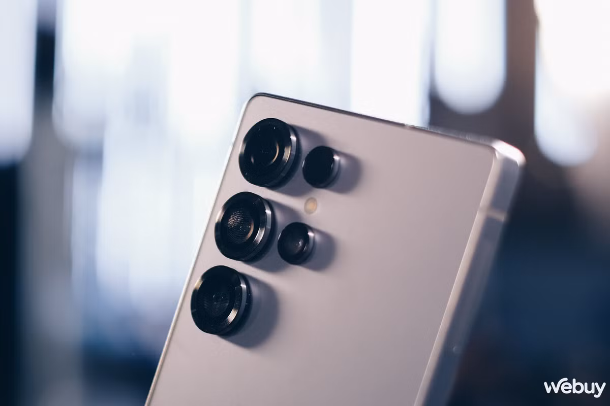 Màn hình Dynamic AMOLED 2X, độ sáng tối đa 2600 nits, pin 5000mAh, sạc nhanh 45W và sạc không dây. (Ảnh: webuy)