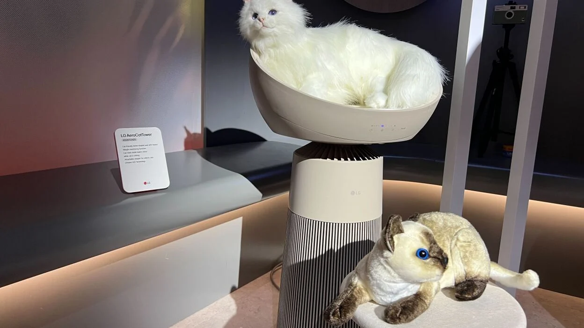 8. LG AeroCatTower là máy lọc không khí kiêm nhà cây cho mèo, với khả năng theo dõi sức khỏe mèo và tự điều chỉnh tốc độ quạt. (Ảnh: Mashable)