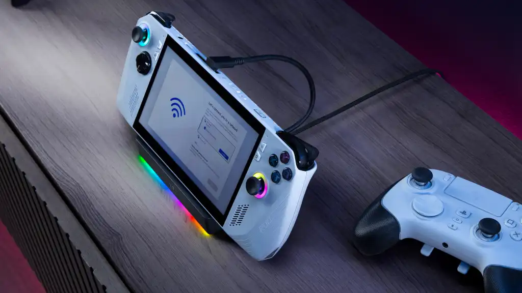 4. Razer Handheld Dock Chroma biến smartphone, tablet hoặc máy game thành thiết bị để bàn với khả năng cấp nguồn 100 W. (Ảnh: PC World)