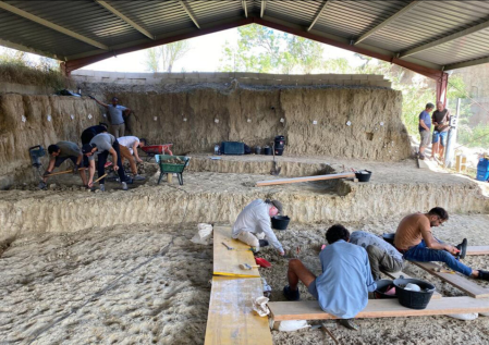 Khoảng 900.000 năm trước, tổ tiên loài người tại khu vực El Barranc de la Boella (Tây Ban Nha) đã có bước tiến lớn về công nghệ chế tạo công cụ đá. (Ảnh: La Vanguardia)