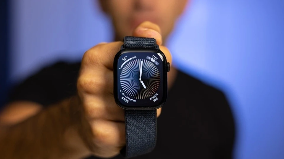 Thay vì dùng vòng bít truyền thống, Apple Watch sẽ sử dụng cảm biến tích hợp để theo dõi huyết áp một cách tiện lợi hơn.Thiết bị có thể không cung cấp chỉ số huyết áp cụ thể mà chỉ cảnh báo người dùng khi phát hiện huyết áp cao. (Ảnh: Znews)