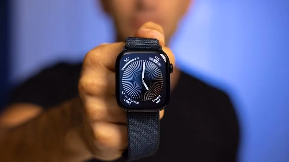 Thay vì dùng vòng bít truyền thống, Apple Watch sẽ sử dụng cảm biến tích hợp để theo dõi huyết áp một cách tiện lợi hơn.Thiết bị có thể không cung cấp chỉ số huyết áp cụ thể mà chỉ cảnh báo người dùng khi phát hiện huyết áp cao. (Ảnh: Znews)