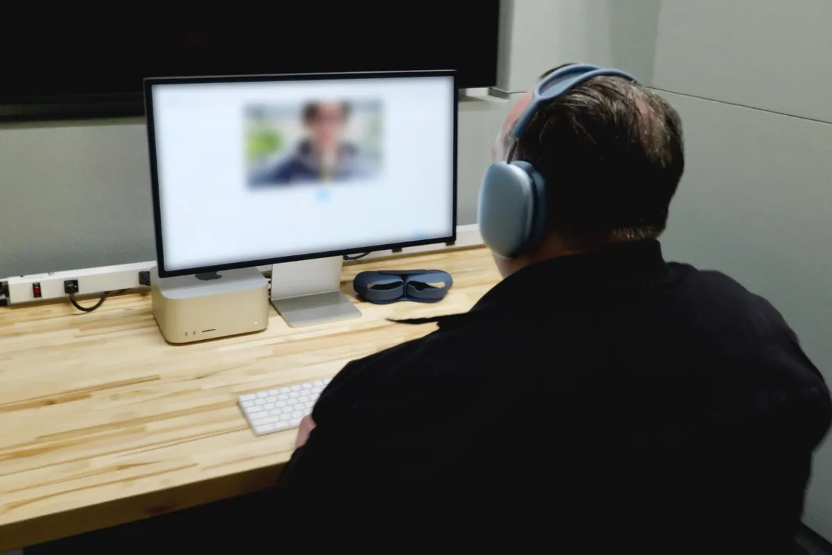 Buồng cách âm giúp kiểm tra âm thanh rõ ràng, hỗ trợ tính năng Audio Mix và các thuật toán máy học để chỉnh sửa âm thanh chuyên nghiệp.(Ảnh: CNET)