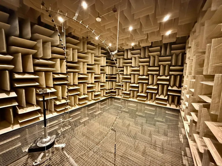 iPhone 16 Pro được thiết kế với 4 micro nhỏ gọn, mô phỏng chất lượng âm thanh của micro chuyên nghiệp.(Ảnh: MSN)