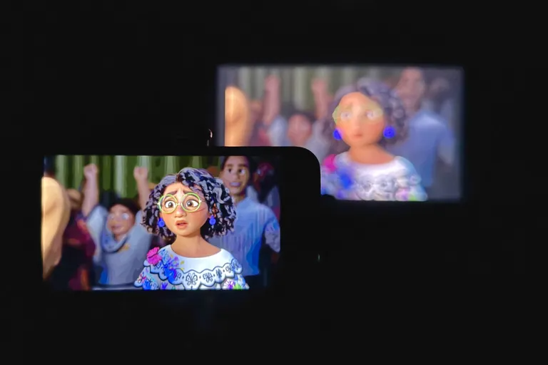 Các kỹ sư kiểm tra khả năng phát video trong nhiều điều kiện ánh sáng khác nhau để đảm bảo chất lượng ổn định. (Ảnh: MSN)