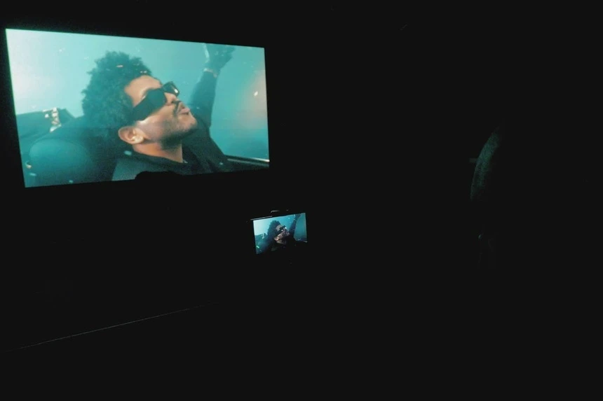 Apple thực hiện các bài thử nghiệm và thu nhận phản hồi từ nhiều người để cải thiện cả âm thanh lẫn video. (Ảnh: CNET)