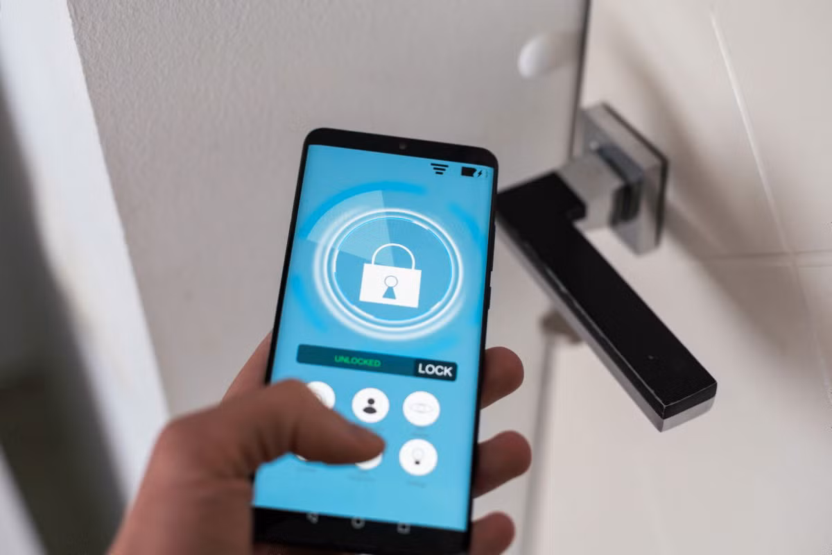 Aliro được xây dựng trên nền tảng Apple Home Key, nhưng sẽ hỗ trợ nhiều loại khóa và điện thoại khác.(Ảnh: GIGAZINE)