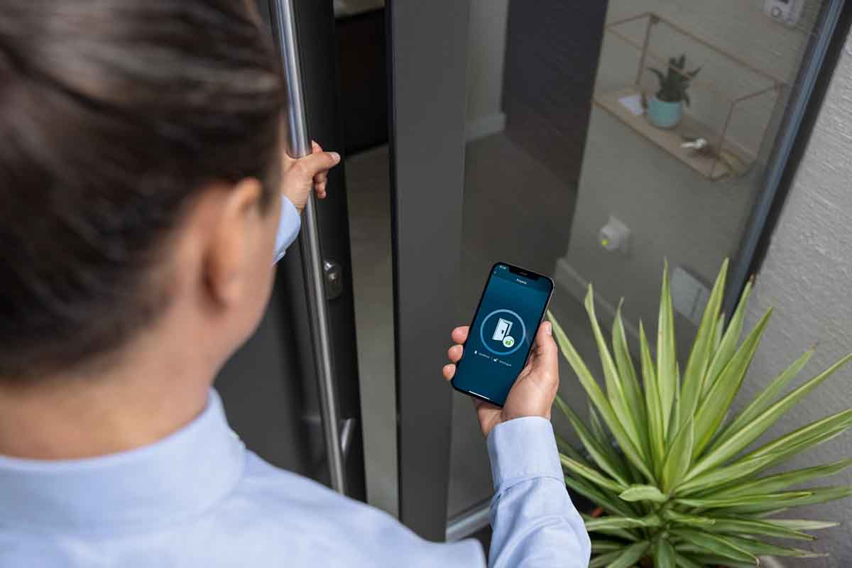 Công nghệ Ultra Wideband (UWB) sẽ giúp mở khóa tự động khi người dùng đến gần cửa mà không cần chạm điện thoại. (Ảnh: SmarthomeAssistent)
