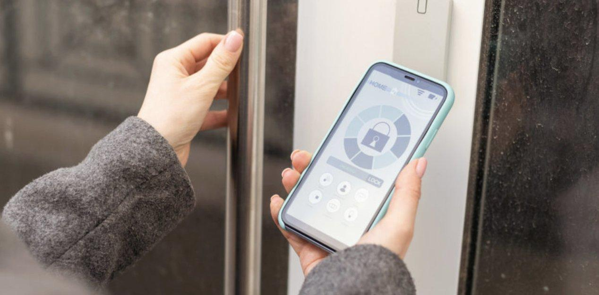 Trong năm 2025, khóa cửa thông minh sẽ có nhiều cải tiến đáng chú ý. Một trong những sản phẩm nổi bật là Aliro, giao thức hợp tác giữa Apple, Google, Samsung và các nhà sản xuất ổ khóa thông minh. (Ảnh: Matter Alpha)