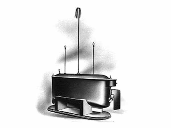 6. Nikola Tesla - Tàu điều khiển từ xa: Tesla trình diễn tàu điều khiển từ xa năm 1898 nhưng bị coi là trò phù thủy. Dự án sử dụng tàu làm vũ khí bị chính phủ bác bỏ.(Ảnh:Memorijalni centar)