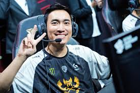 Anh sở hữu ngoại hình điển trai, trình độ ngoại ngữ tốt và được người hâm mộ quốc tế yêu mến. (Ảnh: Instagram)