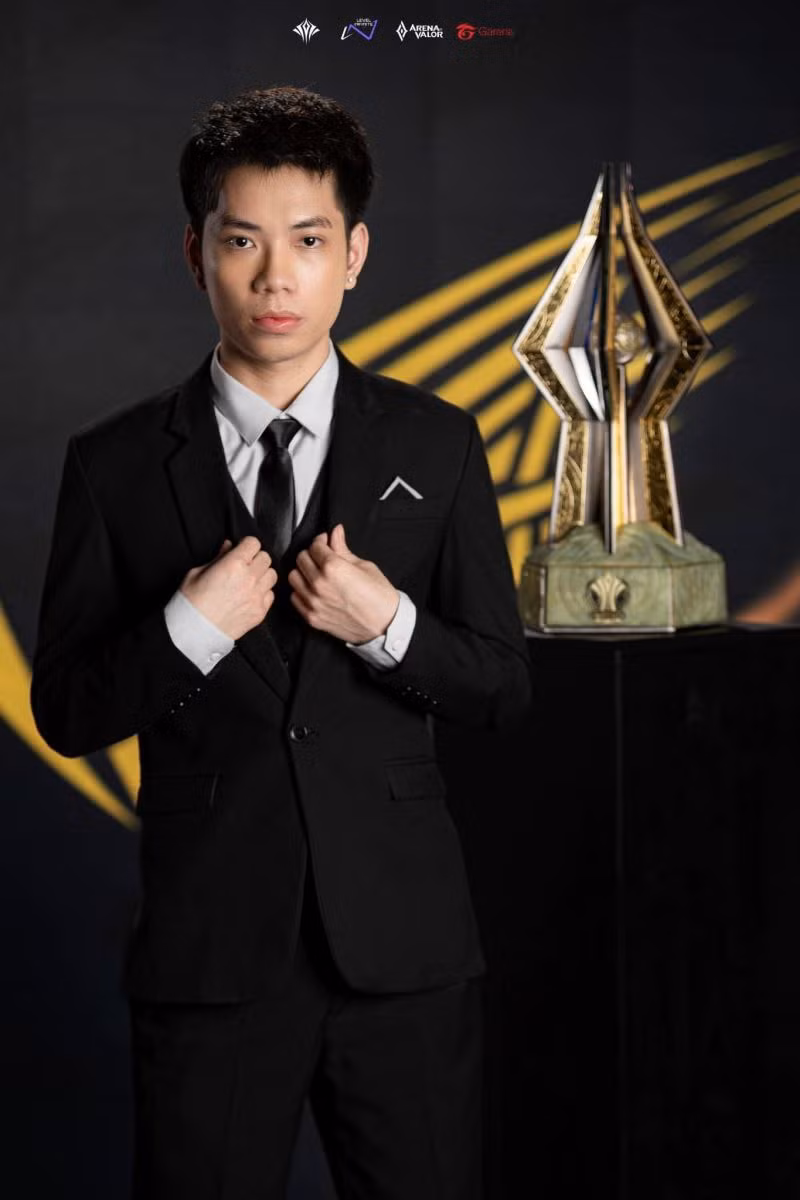 Anh gây chú ý khi công khai hẹn hò nữ MC Lyly Sury, làm tăng thêm sự ngưỡng mộ từ người hâm mộ. (Ảnh: gamek)