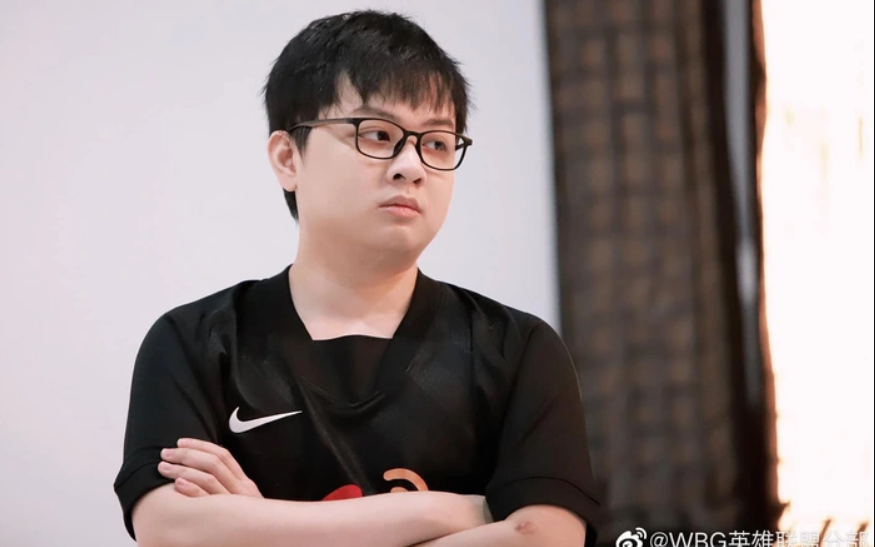 Ngoài Esports, anh đầu tư kinh doanh và có câu chuyện tình yêu đẹp với bạn gái Lily. (Ảnh: Game8)