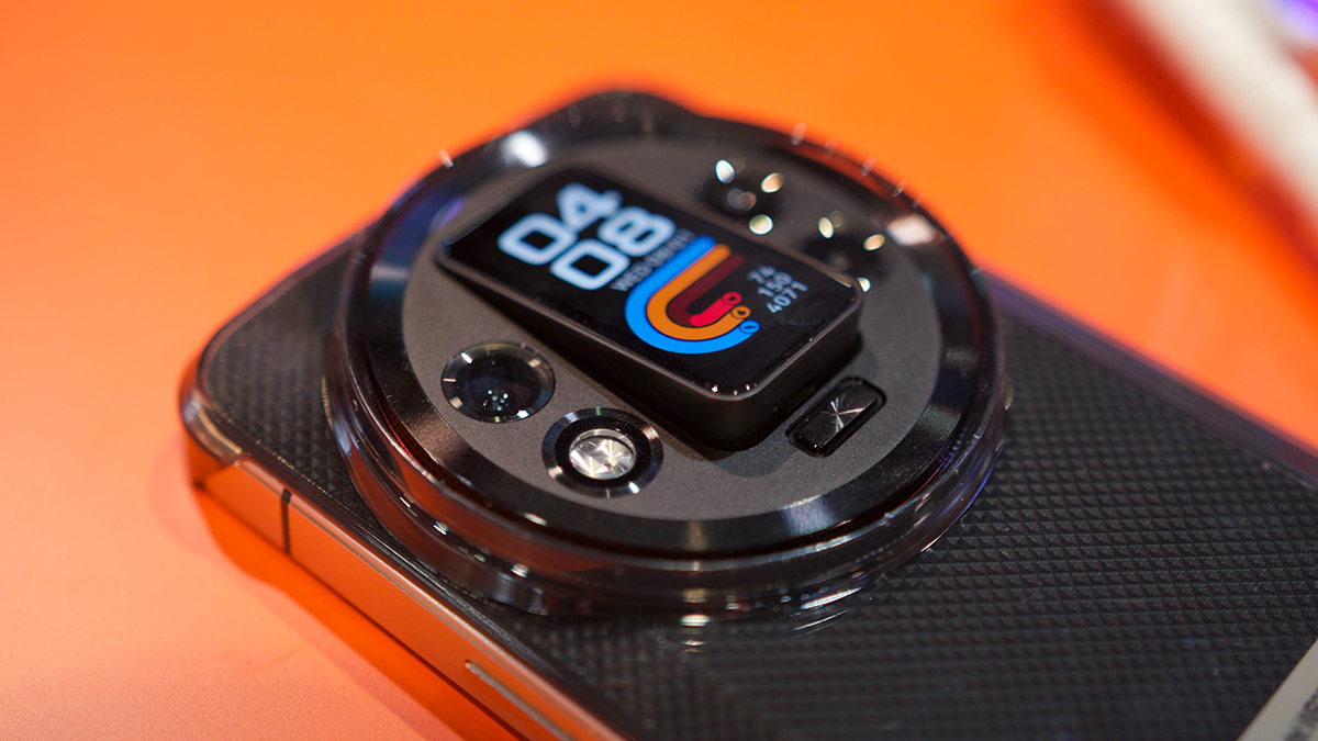 Oukitel đã giới thiệu hai mẫu điện thoại k lạ tại CES 2025, với tính năng độc đáo. (Ảnh: CellphoneS)