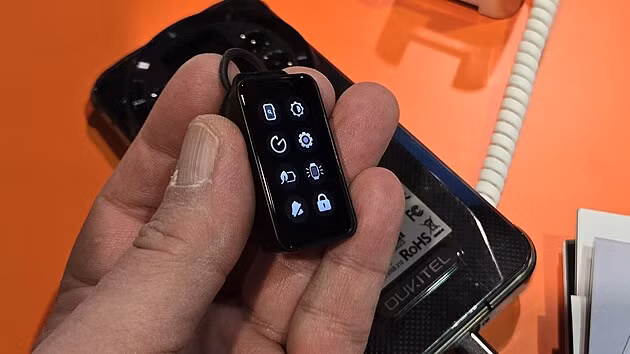 WP200 Pro có màn hình AMOLED 6,7 inch và camera chính 108MP.(Ảnh: iDNES.cz)