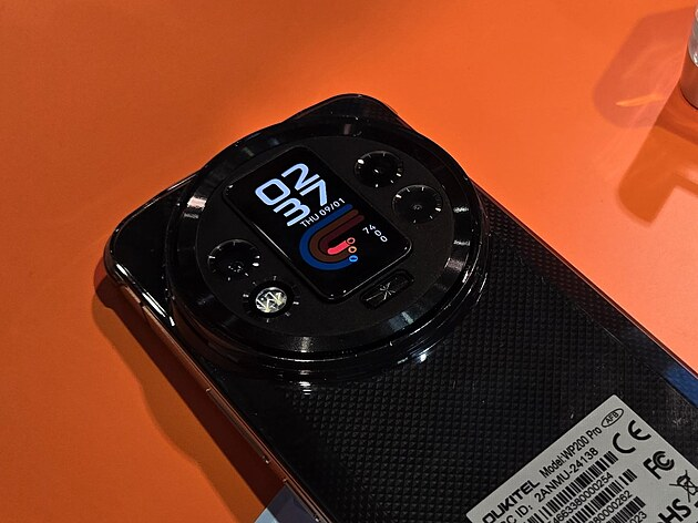 Mẫu đầu tiên, Oukitel WP200 Pro, có màn hình tháo rời ở mặt sau.(Ảnh: iDNES.cz)