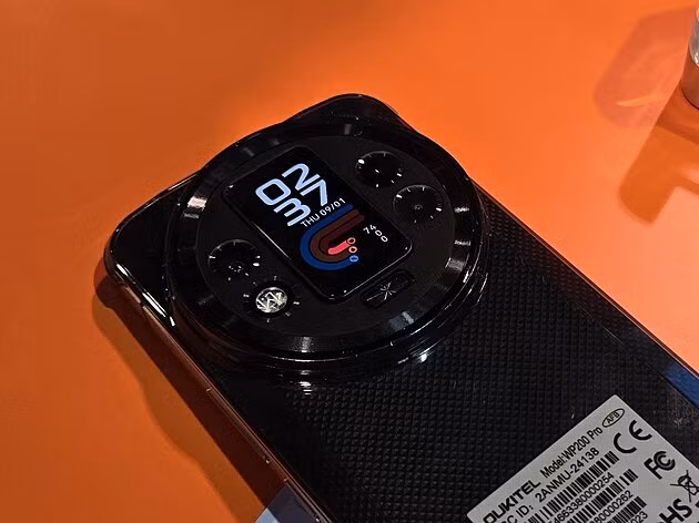 Mẫu đầu tiên, Oukitel WP200 Pro, có màn hình tháo rời ở mặt sau.(Ảnh: iDNES.cz)