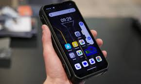 Mẫu thứ hai, Oukitel WP100 Titan, có viên pin khổng lồ 33.000mAh.(Ảnh: Markettimes)