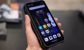 Mẫu thứ hai, Oukitel WP100 Titan, có viên pin khổng lồ 33.000mAh.(Ảnh: Markettimes)