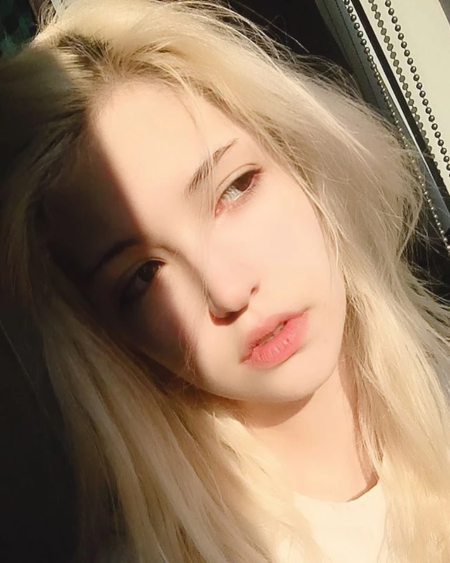 Gần đây, nữ game thủ còn chiếm được cảm tình của cộng đồng game khi chia sẻ tâm trạng trước diễn biến dịch COVID-19 phức tạp ở Vũ Hán. Cô nàng đăng tải một bức ảnh trên trang cá nhân cùng dòng trạng thái "Vũ Hán cố lên". (Ảnh: GameK)