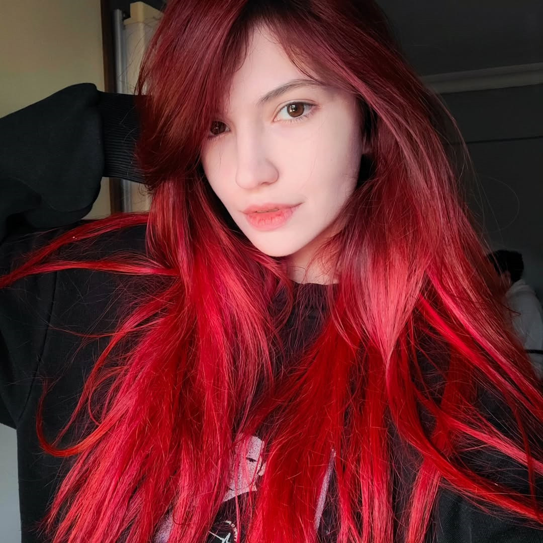 Cộng đồng LMHT Trung Quốc đã “khai quật” được một nữ game thủ cực kỳ xinh đẹp có tên Sylchasie. Cô nàng hiện được người hâm mộ ưu ái mệnh danh là “Thần tiên muội muội” khi sở hữu nhan sắc được ví như búp bê sống. (Ảnh: instagram)